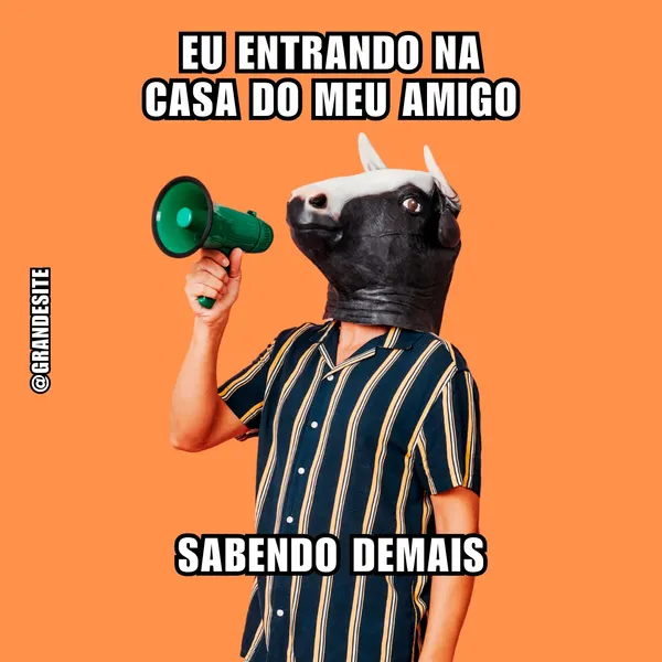 Um homem com cabeça de boi e megafone na mão, vestindo camisa listrada, em fundo laranja. O meme diz 'Eu entrando na casa do meu amigo sabendo demais', perfeito para compartilhar humor e situações engraçadas.