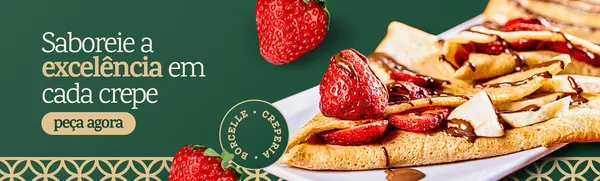 Banner horizontal para creperia com fundo verde escuro e detalhes decorativos na base. Um crepe generosamente recheado com morangos frescos e fatias de banana, coberto com calda de chocolate, é o destaque principal. O texto 'Saboreie a excelência em cada crepe' e um botão 'peça agora' complementam o visual convidativo.
