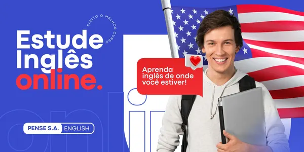 Banner horizontal azul com a frase 'Estude Inglês Online' em destaque. Um jovem sorridente com um laptop e uma mochila ao fundo, com a bandeira dos EUA. Um balão de fala diz 'Aprenda inglês de onde você estiver!'. Ideal para divulgação de cursos.