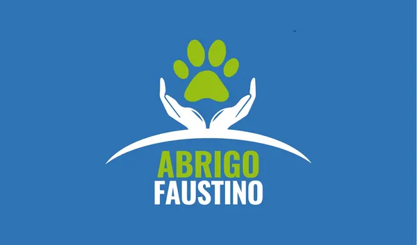 Banner horizontal com fundo azul vibrante, apresentando um logo central com duas mãos em concha segurando uma pata de cachorro verde. Abaixo, o texto 'ABRIGO FAUSTINO' em letras brancas e verdes, com um arco branco sutil. Design que transmite cuidado e proteção animal.