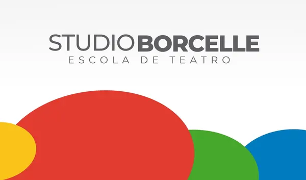 Banner horizontal com o logo 'STUDIO BORCELLE ESCOLA DE TEATRO' em cinza. Abaixo, formas orgânicas coloridas em amarelo, vermelho, verde e azul criam um visual dinâmico e artístico. Perfeito para divulgar cursos e eventos teatrais.