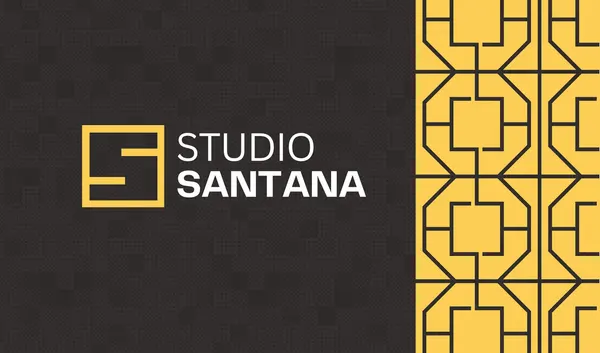 Cartão de visita horizontal com fundo preto texturizado e um logo quadrado amarelo com a letra 'S' estilizada. Ao lado, o texto 'STUDIO SANTANA' em branco e letras maiúsculas. Uma borda geométrica amarela com linhas pretas divide o design.