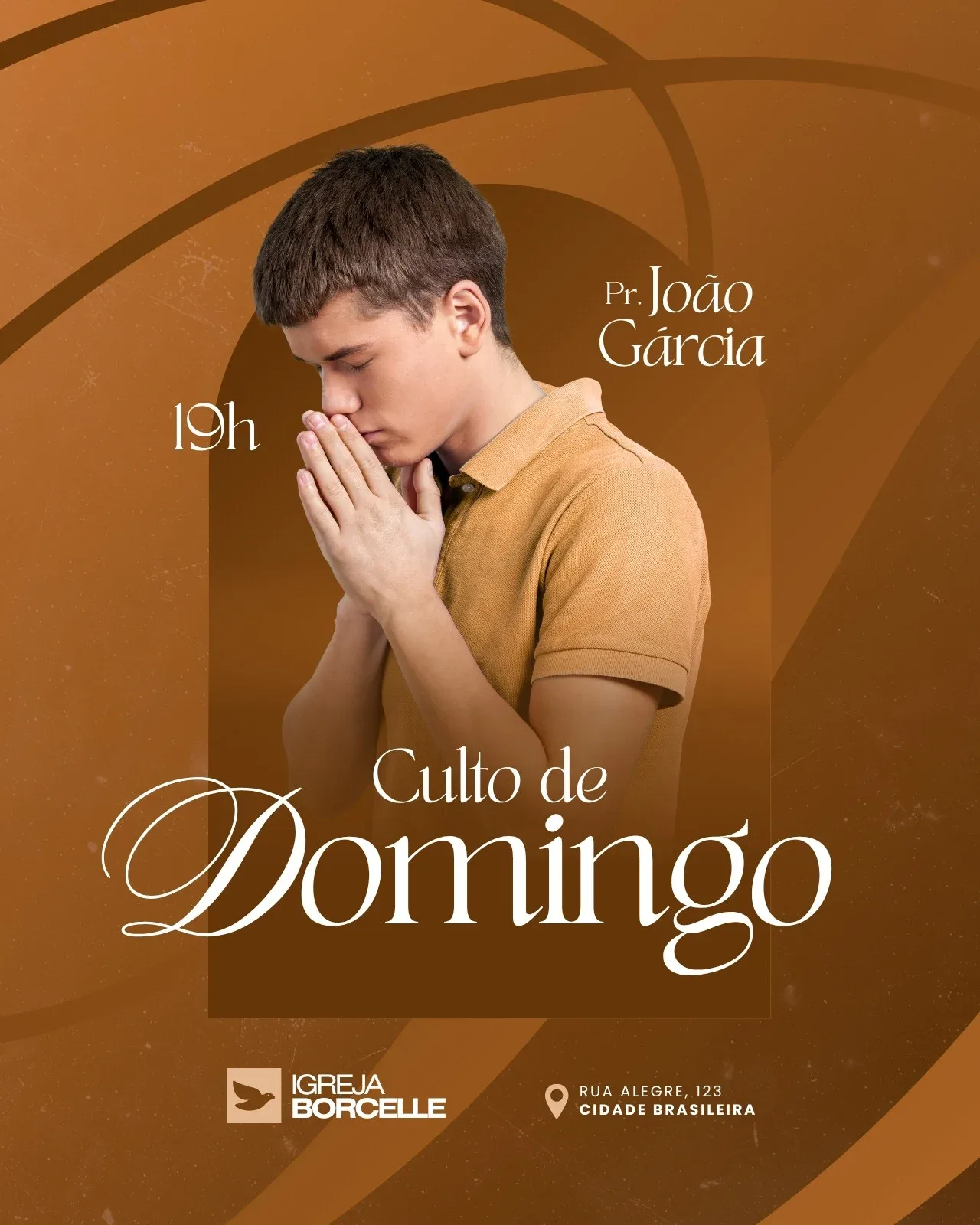 Template de post para Instagram de culto de domingo de igreja evangélica. Um jovem de camiseta polo bege está com as mãos juntas em oração, com fundo marrom e branco. Destaca o nome do pregador e horário do culto.