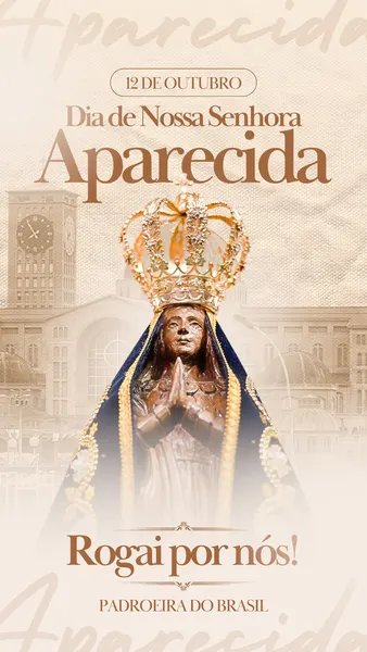 Story do Instagram com fundo bege e marrom, apresentando uma imagem central da Nossa Senhora Aparecida com coroa dourada. O texto 'Dia de Nossa Senhora Aparecida 12 de Outubro' e 'Rogai por nós! Padroeira do Brasil' em tons de marrom e dourado. Ao fundo, uma silhueta sutil de um prédio com relógio.