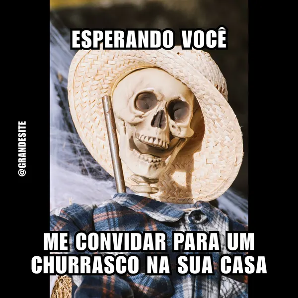 Um esqueleto com chapéu de palha e camisa xadrez, com teias de aranha ao fundo, ostentando a frase 'Esperando você me convidar para um churrasco na sua casa'. Ideal para posts de humor e memes.