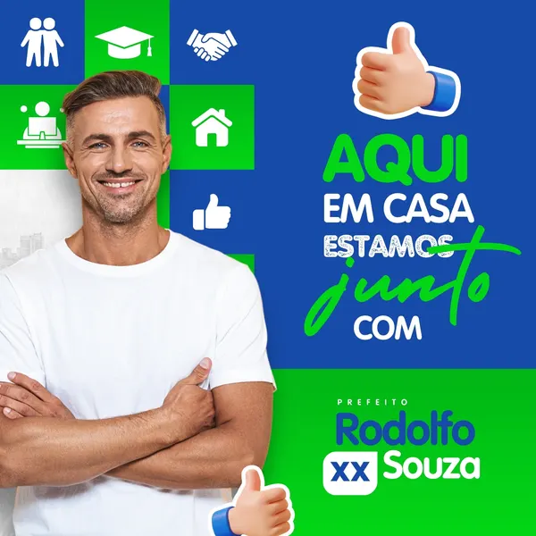 Um homem sorridente em primeiro plano, com um fundo azul e verde dividido em blocos. À esquerda, ícones representando pessoas, formatura, aperto de mãos, casa e like. À direita, texto em verde e branco com o slogan "Aqui em casa estamos junto com" e o nome do candidato "Rodolfo Souza".