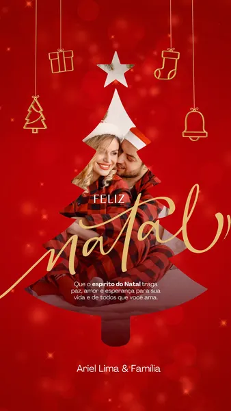 Template de Story para Instagram com fundo vermelho vibrante e elementos natalinos dourados, como presentes, meias e sinos. Uma árvore de Natal vazada em branco exibe a foto de um casal sorrindo, vestidos com gorros de Papai Noel. A frase 'Feliz Natal' em dourado e uma mensagem de paz completam o design festivo e acolhedor, ideal para compartilhar com a família.