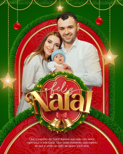 Um post de Natal vibrante com fundo verde e detalhes em vermelho e dourado. No centro, uma família sorridente com um bebê, emoldurada por um arco festivo. O texto "Feliz Natal" em dourado destaca-se, ladeado por sinos e folhagens. Guirlandas, bolas e estrelas decoram o topo, com uma mensagem de amor e esperança na parte inferior.
