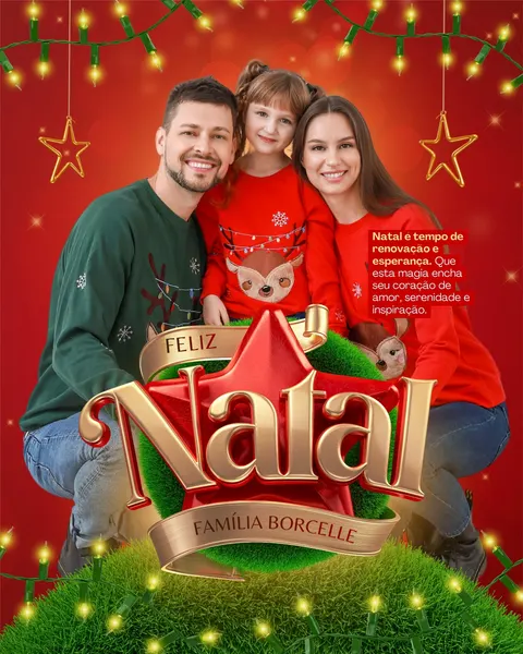 Post de Natal vibrante com família sorridente em suéteres natalinos, fundo vermelho com luzes e estrelas. Letreiro 3D "Feliz Natal" em dourado e vermelho sobre grama iluminada. Banner para nome da família e caixa de texto para mensagem natalina, ideal para posts de fim de ano em redes sociais.