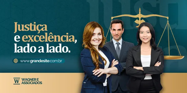 Banner horizontal para escritório de advocacia com fundo azul escuro e detalhes em bege. Três advogados sorrindo em primeiro plano, com uma balança da justiça dourada ao fundo. O texto 'Justiça e excelência, lado a lado.' aparece em destaque.