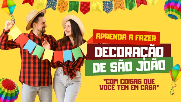 Casal sorridente com chapéus de palha, vestindo camisas xadrez vermelhas e segurando bandeirinhas coloridas, em um fundo amarelo vibrante com decorações de São João, como balões e bandeirinhas suspensas.