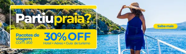 Banner horizontal com paisagem de mar azul e montanhas verdes. Uma mulher de chapéu e vestido azul observa o horizonte. Um box amarelo com texto 'Partiu praia?' e '30% OFF' em destaque, com 'Pacotes de viagem com até Hotel + Aéreo + Guia de turismo'.