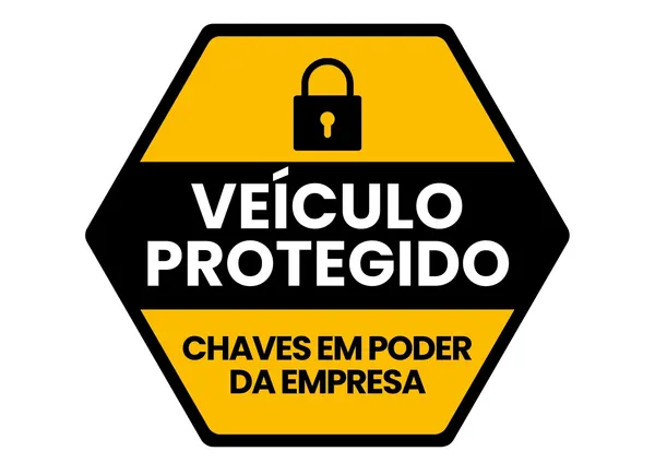 Placa hexagonal minimalista em preto e amarelo com o ícone de um cadeado no topo. O texto central em branco diz 'VEÍCULO PROTEGIDO' e abaixo em amarelo 'CHAVES EM PODER DA EMPRESA', indicando segurança e controle.