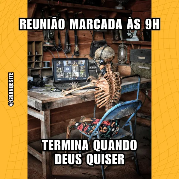 Um esqueleto sentado em uma cadeira em frente a um laptop em uma sala rústica, com fones de ouvido e uma expressão de cansaço. O laptop exibe uma videoconferência. O meme diz 'Reunião marcada às 9h' e 'Termina quando Deus quiser'.