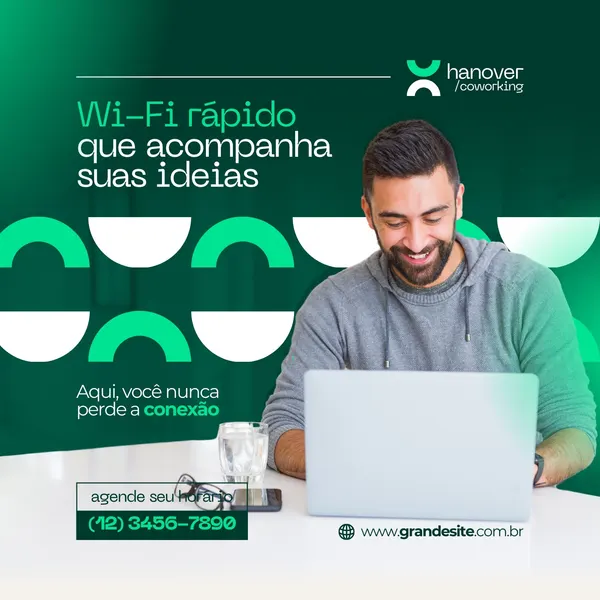 Homem sorrindo trabalhando em um laptop em um espaço de coworking. O post destaca 'Wi-Fi rápido que acompanha suas ideias' e 'aqui, você nunca perde a conexão', com elementos gráficos verdes e brancos e informações de contato.