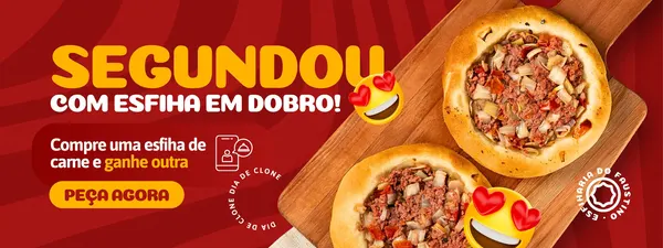 Banner horizontal vermelho e amarelo para esfiharia, com a frase "Segundou com Esfiha em Dobro!". Destaca duas esfihas apetitosas e um botão "Peça Agora". Perfeito para divulgar promoções de comida online.