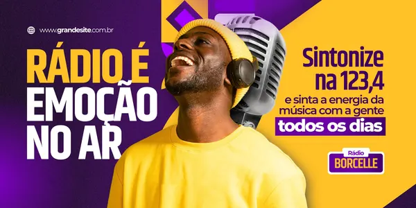 Banner horizontal vibrante com fundo roxo e amarelo geométrico. Um homem negro sorridente, usando touca e fones de ouvido amarelos, está em destaque ao lado de um microfone vintage. Textos em branco e amarelo promovem uma rádio FM, com a frase "Rádio é emoção no ar" e um convite para sintonizar, transmitindo energia e alegria.