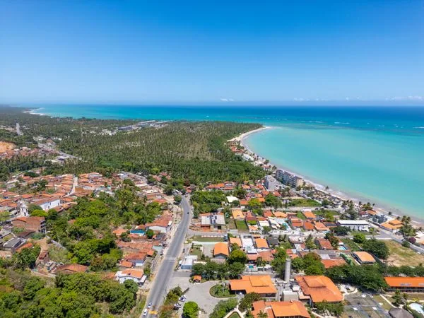Vista Aérea de Praia em Maceió com Mar Turquesa